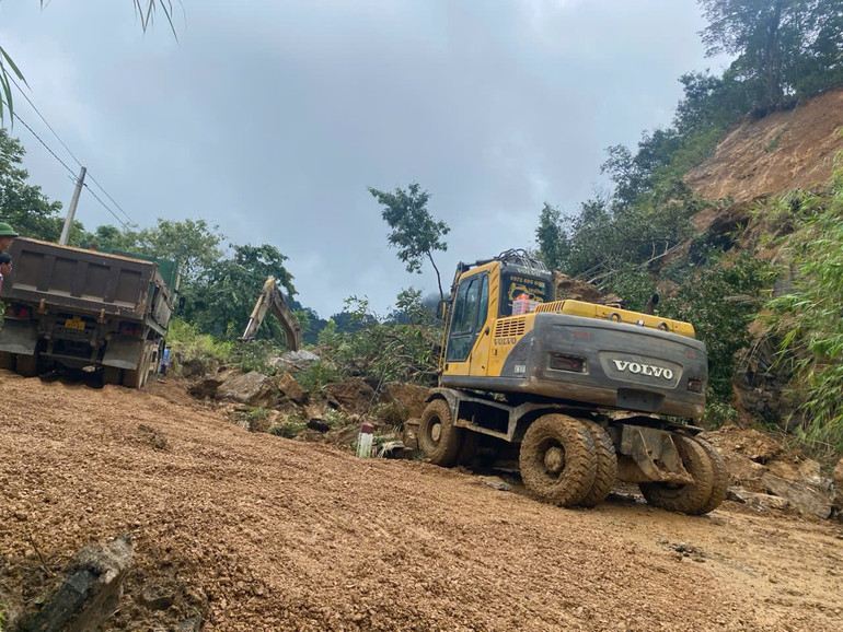 Quốc lộ 3B qua đèo Áng Toòng là một trong những điểm sạt lở có khối lượng đất, đá lớn nhất đã được xử lý thông xe. 00036a6dd5eb72b52bfa.jpg