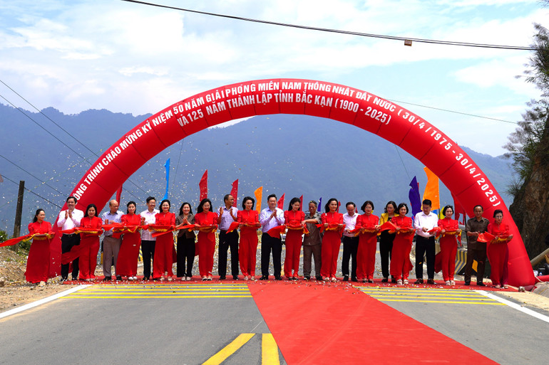 Công ty cổ phần Hồng Hà là một trong những doanh nghiệp tham gia thi công tuyến đường thành phố Bắc Kạn - hồ Ba Bể kết nối sang Na Hang (Tuyên Quang). dsc02187-ac29dfd79dce.jpg