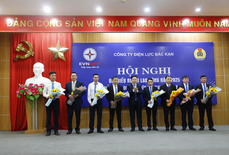 Ông Ngô Văn Gia, Phó Giám đốc Công ty Điện lực Bắc Kạn biểu dương và khen thưởng các tập thể điển hình tiên tiến giai đoạn 2020-2025. img-9099.jpg