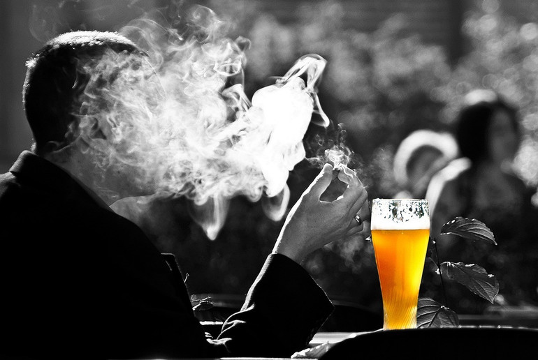 Hút thuốc lá, sử dụng đồ uống có cồn tăng nguy cơ các loại bệnh tật đối với con người. man-2181478_1280.jpg