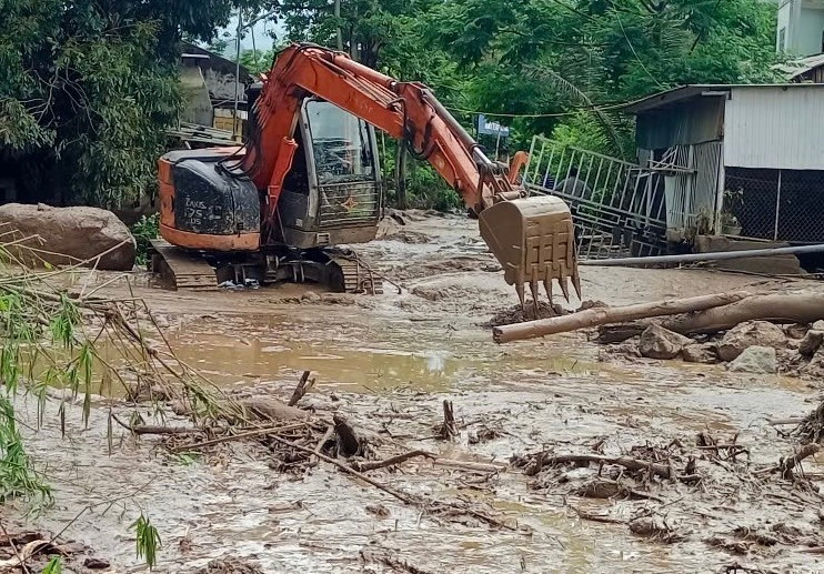 Công ty cổ phần Quản lý xây dựng và giao thông Bắc Kạn đã triển khai máy móc, phương tiện để xử lý sự cố tắc đường do mưa lũ tại huyện Ba Bể đêm 17 rạng sáng ngày 18/5 vừa qua. img-0953.jpg