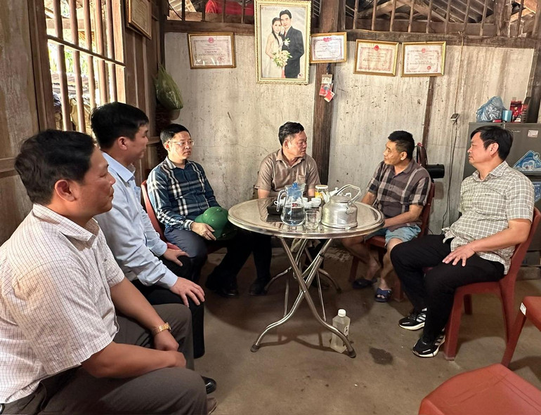 Đồng chí Hoàng Duy Chinh, Ủy viên Ban Chấp hành Trung ương Đảng, Bí thư Tỉnh ủy, Trưởng đoàn ĐBQH tỉnh cùng đoàn công tác đến nắm bắt tâm tư, nguyện vọng và vận động tuyên truyền người dân ở xã Nam Mẫu, huyện Ba Bể chấp hành các quy định của Nhà nước về công tác GPMB. 8439d5df7e43db1d8252.jpg