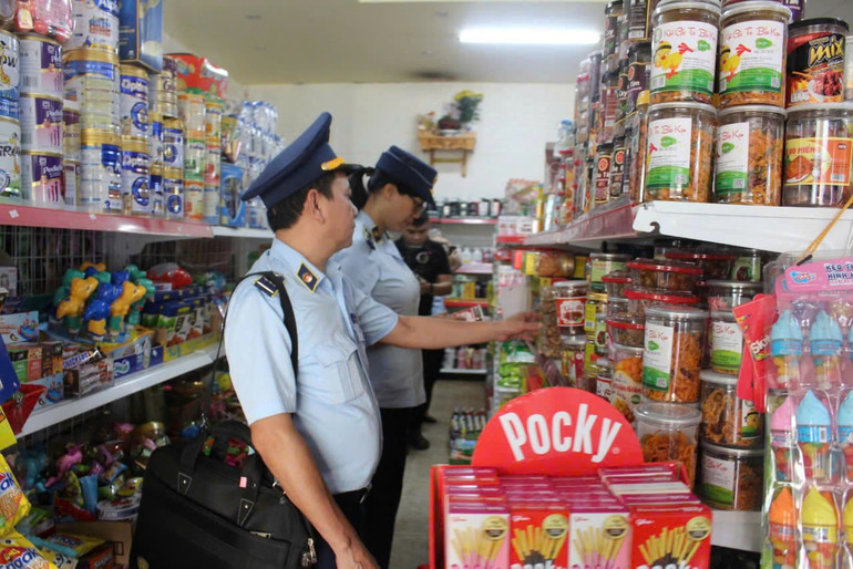 Lực lượng Quản lý thị trường Bắc Kạn kiểm tra các cửa hàng kinh doanh bánh kẹo, thuốc lá trên địa bàn thành phố Bắc Kạn. z5938175386563-03d2418ee4f612ae7dda19a893010007.jpg