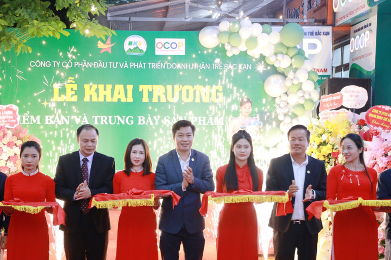 Cắt băng khai trương cửa hàng OCOP tại thành phố Bắc Kạn. img-5156-4906.jpg