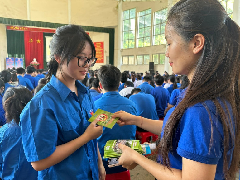 Cán bộ Ban ATGT tỉnh phát tờ rơi tìm hiểu về các quy định khi tham gia giao thông cho học sinh Trường THPT Chuyên Bắc Kạn. 3987d8cb57d8ee86b7c9-7467.jpg