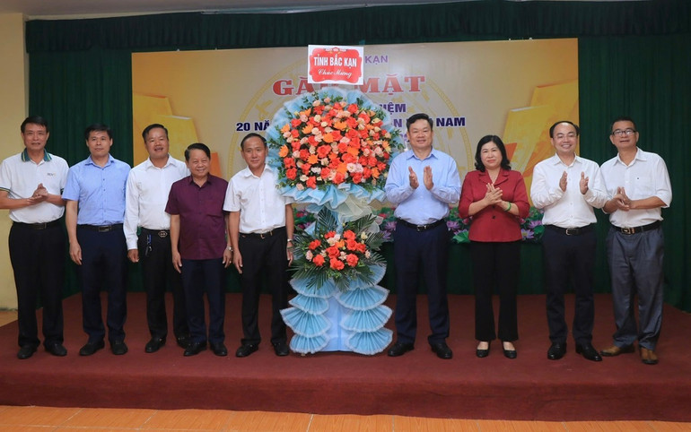 Lãnh đạo tỉnh tặng lẵng hoa chúc mừng các doanh nghiệp, doanh nhân đang hoạt động trên địa bàn. 0c97f8c454fbeda5b4ea-8239.jpg
