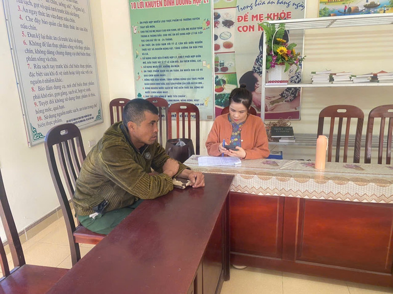 Cán bộ y tế phỏng vấn, khảo sát thông tin về người sử dụng thuốc lá từ 15 tuổi trở lên tại xã Nghĩa Tá (Chợ Đồn). f2fa113673cbc89591da.jpg