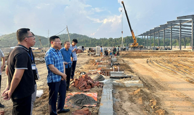 Phó Chủ tịch Thường trực UBND tỉnh Đinh Quang Tuyên kiểm tra tiến độ xây dựng Nhà máy sản xuất giày, dép xuất khẩu tại Cụm Công nghiệp Huyền Tụng. 39af39bf24ed80b3d9fc.jpg