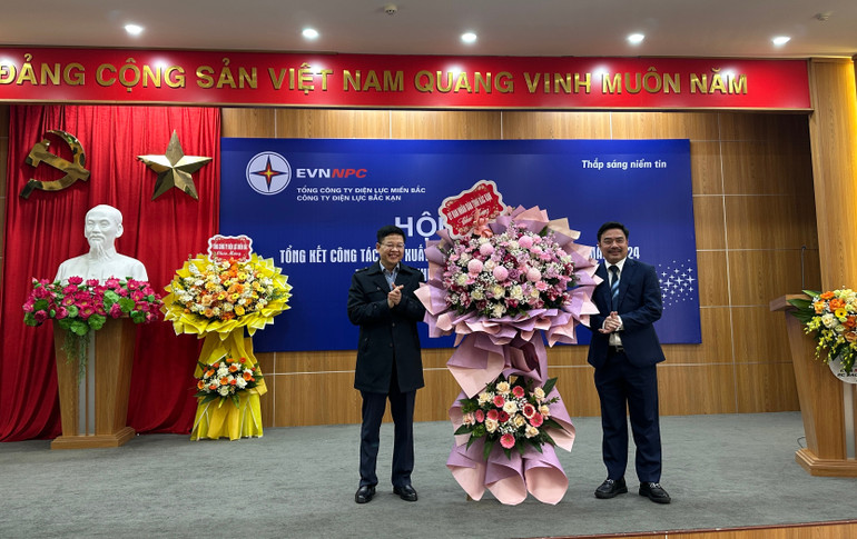 Lãnh đạo UBND tỉnh chúc mừng kết quả đạt được của Công ty Điện lực Bắc Kạn trong năm 2024. img-7215-2.jpg