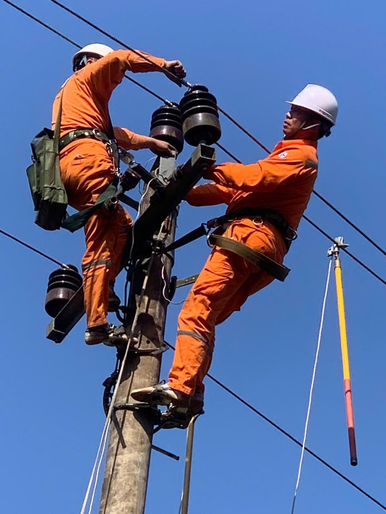 Công nhân Điện lực thành phố Bắc Kạn kiểm tra, bảo trì, sửa chữa lưới điện. img-7261.jpg