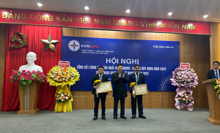 Công ty Điện lực Bắc Kạn và Điện lực thành phố nhận Bằng khen của UBND tỉnh vì có thành tích xuất sắc trong công tác phòng, chống lụt bão năm 2024. img-7230-2.jpg