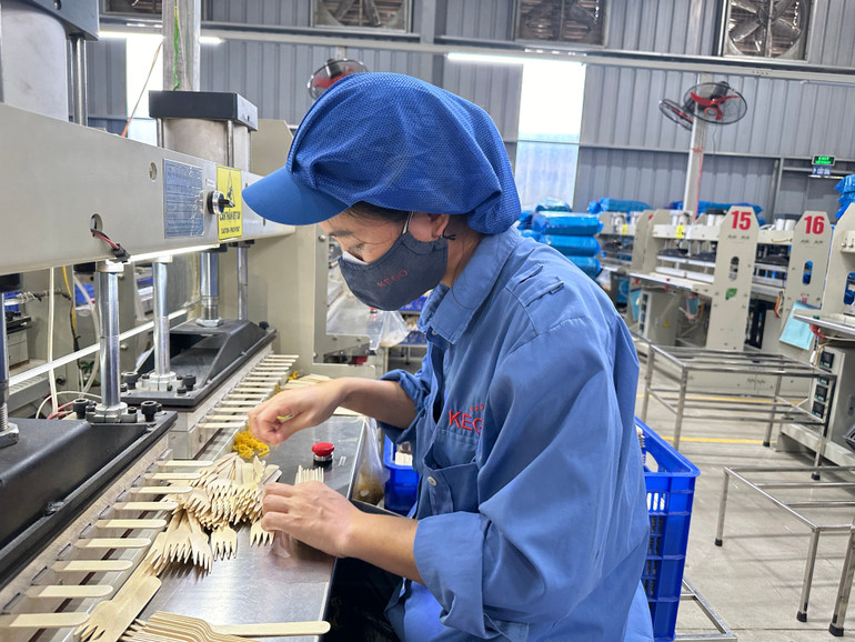 Sản xuất chế biến sản phẩm từ gỗ rừng trồng ở Chi nhánh Công ty TNHH Kẻ gỗ tại Khu Công nghiệp Thanh Bình - Bắc Kạn ban-sao-img-5382.jpg