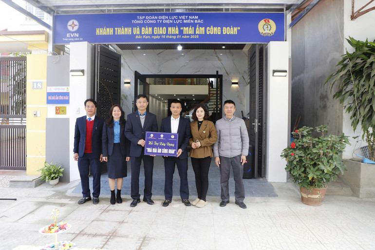 Ông Nguyễn Ngọc Lương, Phó Chủ tịch Công đoàn Tổng công ty Điện lực miền Bắc trao nhà "Mái ấm công đoàn" cho đoàn viên Dương Trung Kiên. 2a374606a09f1cc1458e.jpg