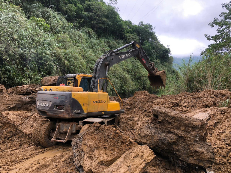 Máy móc phương tiện được huy động làm việc với tinh thần cao nhất để giải phóng đất, đá trên các điểm sạt lở gây tắc đường. 333a302896d6318868c7.jpg
