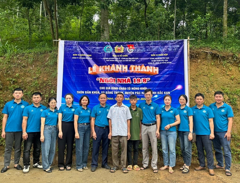 Công ty cổ phần Hồng Hà có nhiều hoạt động đóng góp cho công tác an sinh xã hội trên địa bàn tỉnh. le-ban-giao-nha-19-8-ngay-13.jpg