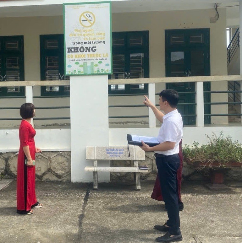 Trung tâm Kiểm soát bệnh tật, đơn vị đầu mối thực hiện Dự án Phòng chống tác hại của thuốc lá giám sát việc thực hiện các quy định về Luật phòng chống tác hại của thuốc lá trong các trường học. 72cbc3cf6c5bd5058c4a-1877.jpg