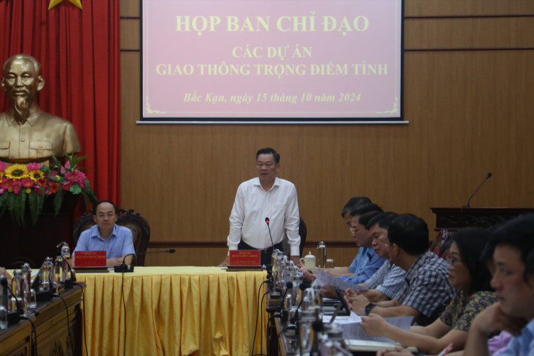 Đồng chí Hoàng Duy Chinh, Bí thư Tỉnh ủy phát biểu chỉ đạo cuộc họp. img-5067-9858-1486.jpg