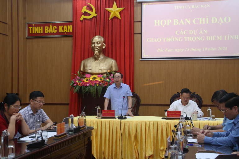 Đồng chí Nguyễn Đăng Bình, Phó Bí thư Tỉnh ủy, Chủ tịch UBND tỉnh phát biểu tại cuộc họp. img-5085-7190.jpg