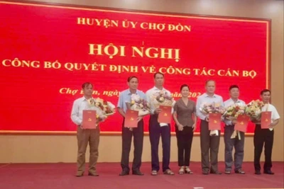 Chợ Đồn: Công bố các quyết định về công tác cán bộ