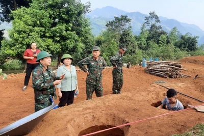 Đồng chí Phương Thị Thanh, Phó Bí thư Thường trực Tỉnh ủy thăm, động viên cán bộ, chiến sĩ và lực lượng tham gia xây dựng khu tái định cư Tà Han