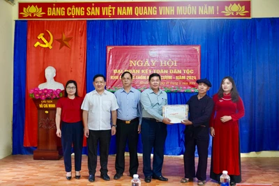 Trưởng ban Dân vận Tỉnh ủy vui Ngày hội Đại đoàn kết toàn dân tộc cùng bà con Khuổi Cưởm