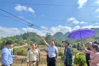 Đồng chí Đinh Quang Tuyên, Phó Chủ tịch Thường trực UBND tỉnh khảo sát tiềm năng du lịch tại Na Rì