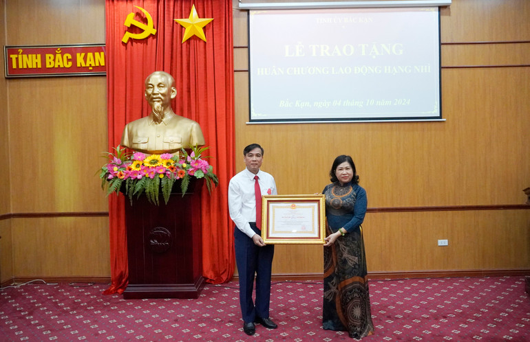 Thừa ủy quyền của Chủ tịch nước Cộng hòa xã hội chủ nghĩa Việt Nam, đồng chí Phương Thị Thanh, Phó Bí thư Thường trực Tỉnh ủy, Chủ tịch HĐND tỉnh trao Huân chương Lao động hạng Nhì cho đồng chí Lý Quang Vịnh. dsc1154-665.jpg