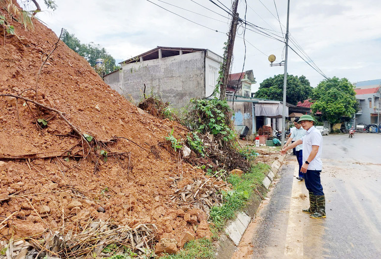 Lãnh đạo thành phố Bắc Kạn đã kịp thời có mặt chỉ đạo biện pháp xử lý tại khu vực vừa xảy ra sạt lở. 342343.jpg