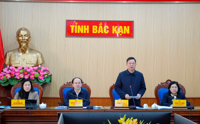 Đồng chí Hoàng Duy Chinh, Ủy viên BCH Trung ương Đảng, Bí thư Tỉnh ủy, Trưởng đoàn Đại biểu Quốc hội tỉnh Bắc Kạn, Trưởng Ban Chỉ đạo xóa nhà tạm, dột nát tỉnh Bắc Kạn báo cáo tại Hội nghị. dsc3922.jpg