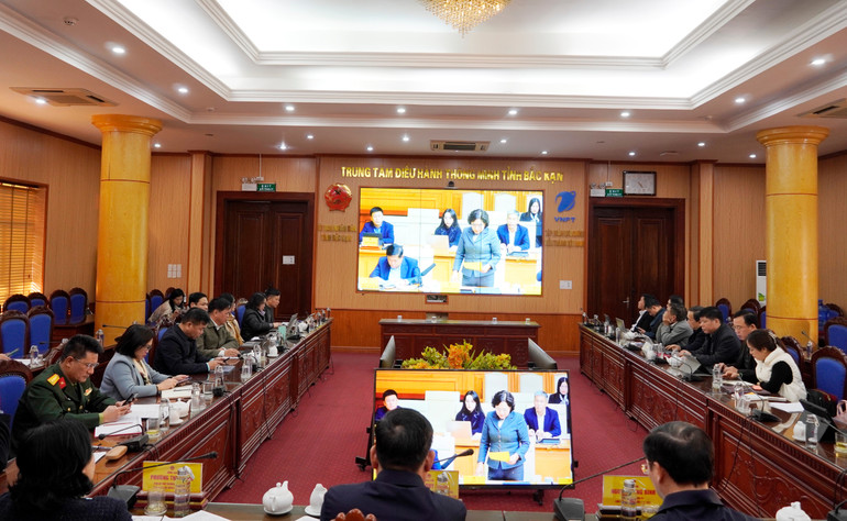 Đại biểu điểm cầu Bắc Kạn lắng nghe các ý kiến thảo luận tại Hội nghị. dsc3971.jpg