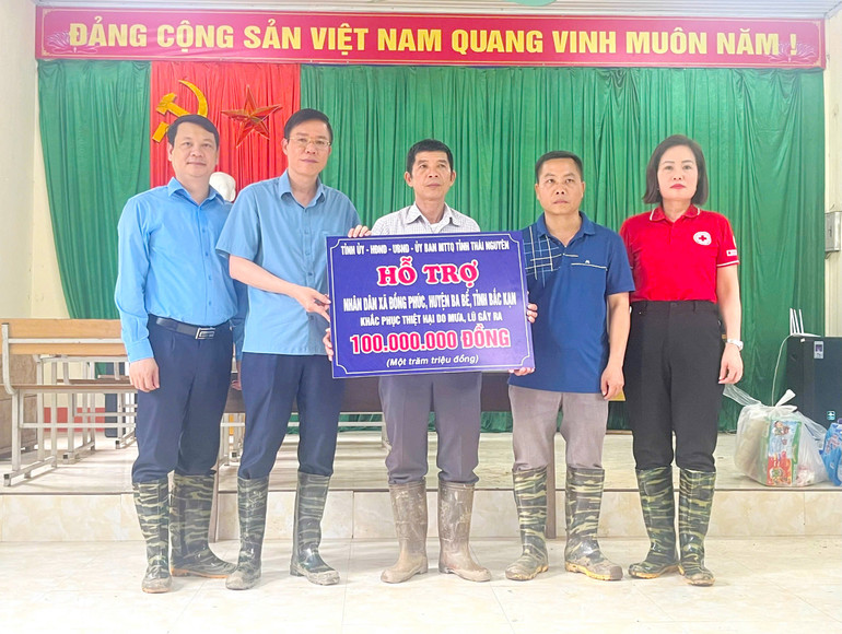 Đại diện Ủy ban MTTQ Việt Nam tỉnh Thái Nguyên trao hỗ trợ cho xã Đồng Phúc. 74.jpg