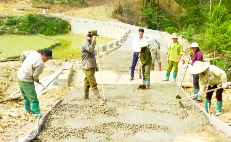 Trong năm 2023, người dân huyện Na Rì đã hiến trên 5.600m2 đất, đóng góp trên 14.000 công lao động để thực hiện các công trình công cộng. 1112357.jpg