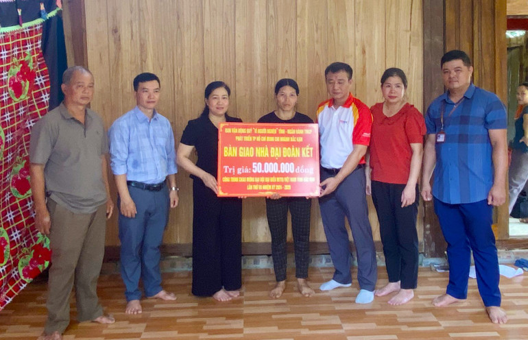 Bà Đỗ Thị Minh Hoa, Ủy viên Ban Thường vụ Tỉnh ủy, Chủ tịch Ủy ban MTTQ Việt Nam tỉnh Bắc Kạn cùng nhà tài trợ trao tiền hỗ trợ cho gia đình ông Hoàng Văn Phẩm, thôn Nà Vài, xã Bằng Thành. 65683.jpg