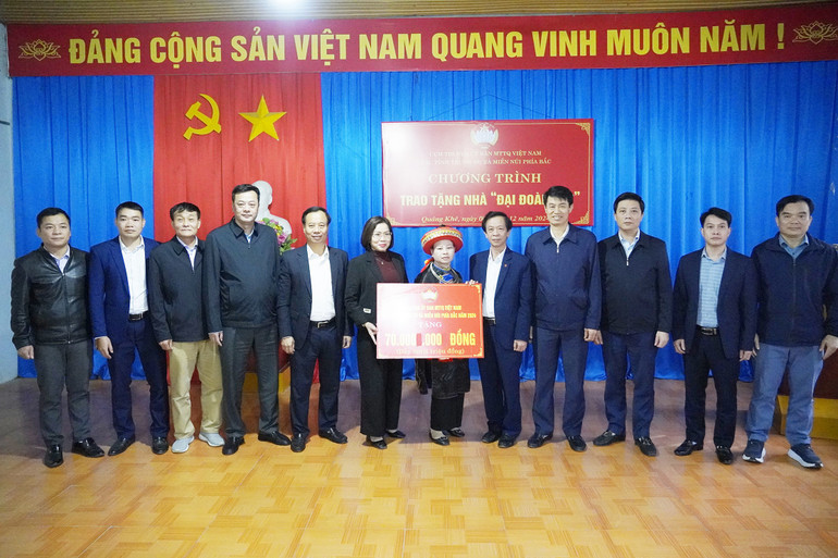 Cụm thi đua trao 70 triệu đồng hỗ trợ cho hộ bà Triệu Thị Bình làm nhà Đại đoàn kết. dsc2720.jpg