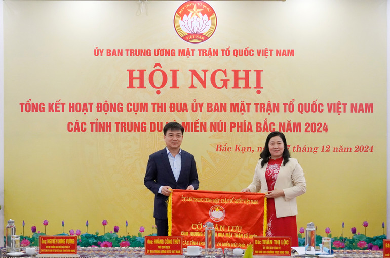 Đồng chí Đỗ Thị Minh Hoa, Ủy viên Ban Thường vụ Tỉnh ủy, Chủ tịch Ủy ban MTTQ Việt Nam tỉnh Bắc Kạn trao Cờ luân lưu cho Cụm trưởng Cụm thi đua năm 2025. dsc2796.jpg