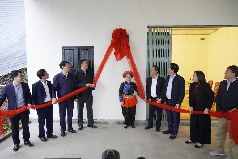 Các đại biểu trao nhà Đại đoàn kết cho hộ bà Triệu Thị Bình. dsc2757.jpg