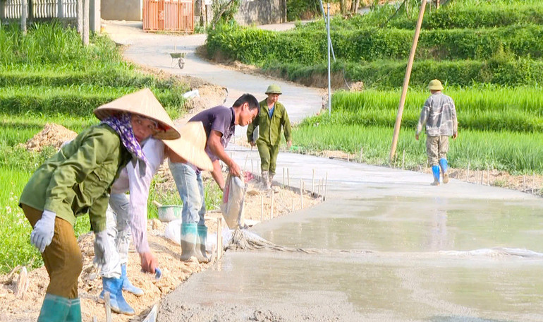 Người dân xã Yên Hân, Chợ Mới kiên cố hóa hệ thống đường giao thông nông thôn. 13.jpg