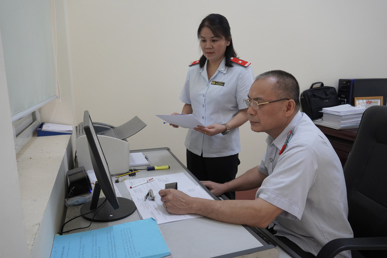 Thanh tra huyện Ngân Sơn trao đổi nghiệp vụ trong thực hiện nhiệm vụ. dsc6571.jpg