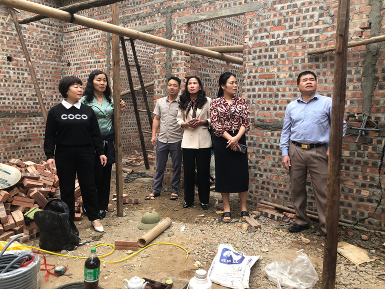 Lãnh đạo thành phố Bắc Kạn thăm một ngôi nhà đang được hoàn thiện sau khi nhận được hỗ trợ nguồn hỗ trợ xóa nhà tạm, nhà dột nát ở địa phương. ong-dang-phu-lien-2.jpg
