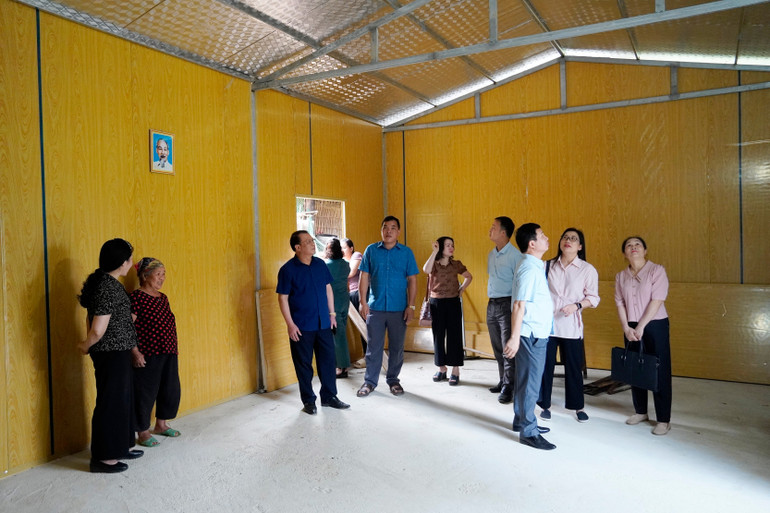 Lãnh đạo huyện Chợ Mới và đoàn công tác của tỉnh thăm hỏi một ngôi nhà lắp ghép vừa hoàn thiện ở xã Thanh Mai, huyện Chợ Mới. dsc7089.jpg