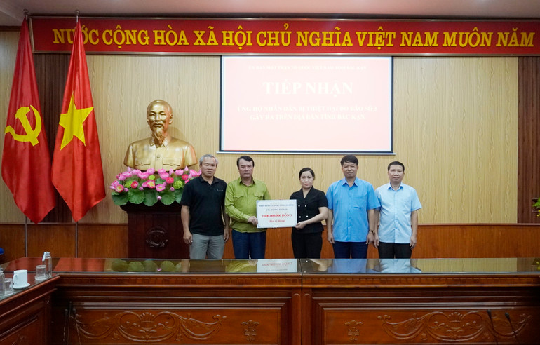 Đồng chí Đỗ Thị Minh Hoa, Ủy viên BTV Tỉnh ủy, Chủ tịch UB MTTQVN tỉnh thay mặt lãnh đạo tỉnh tiếp nhận nguồn hỗ trợ của tỉnh Lâm Đồng giúp tỉnh Bắc Kạn khắc phục hậu quả thiên tai _DSC0997.JPG