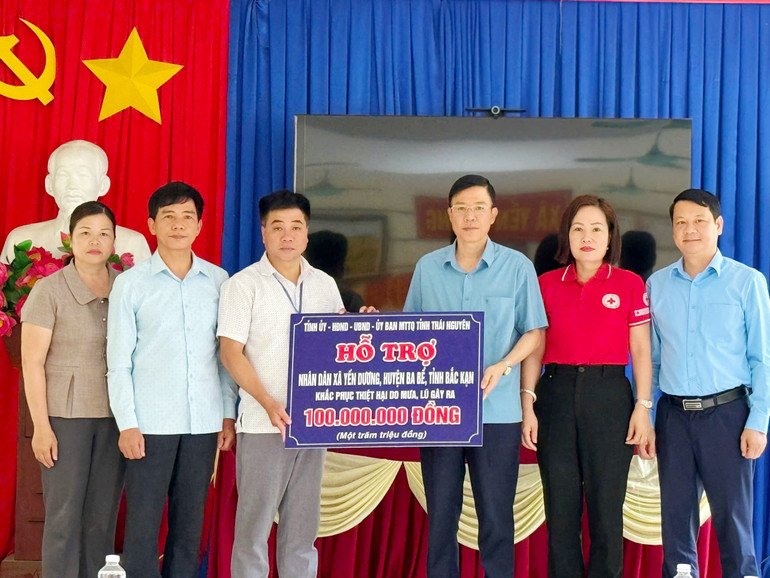 Đại diện Ủy ban MTTQ Việt Nam tỉnh Thái Nguyên trao hỗ trợ cho xã Yến Dương. 73.jpg