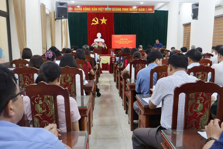 El 19 de mayo, el Comité Popular del distrito de Cho Moi se coordinó con el Comité del Frente de la Patria de Vietnam del distrito para organizar una conferencia para recoger opiniones sobre el proyecto de Resolución que enmienda y complementa una serie de artículos de la Constitución de 2013 de la República Socialista de Vietnam. 09.jpg