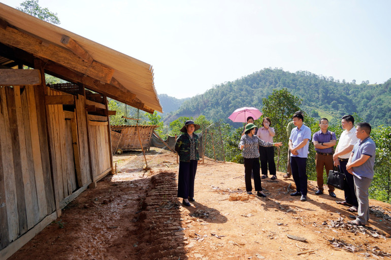 Đồng chí Phương Thị Thanh, Phó Bí thư Thường trực Tỉnh ủy, Chủ tịch HĐND tỉnh Bắc Kạn và đoàn công tác đi kiểm tra công tác thực hiện xóa nhà tạm, nhà dột nát ở xã Lương Thượng, huyện Na Rì. dsc6787.jpg