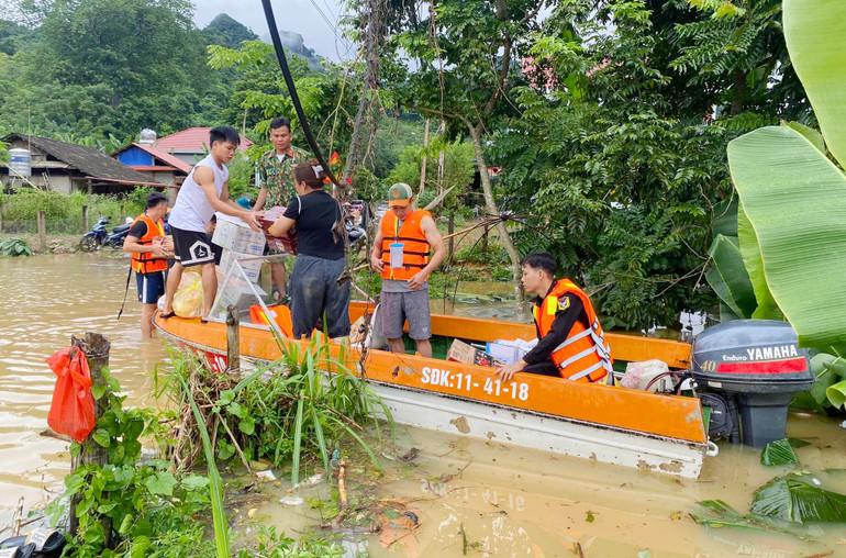 Hiện đã có nhiều tổ chức, đoàn thể, cá nhân đóng góp, chuyển quà, nhu yếu phẩm đến người dân vùng lũ. 411111.jpg
