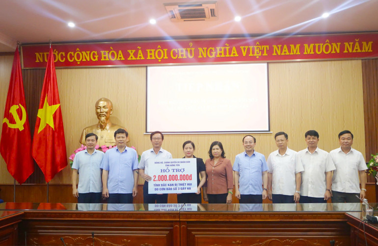 Tỉnh Hưng Yên trao 2 tỷ đồng để hỗ trợ tỉnh Bắc Kạn khắc phục hậu quả thiên tai, góp phần sớm ổn định cuộc sống cho người dân. 111195.jpg