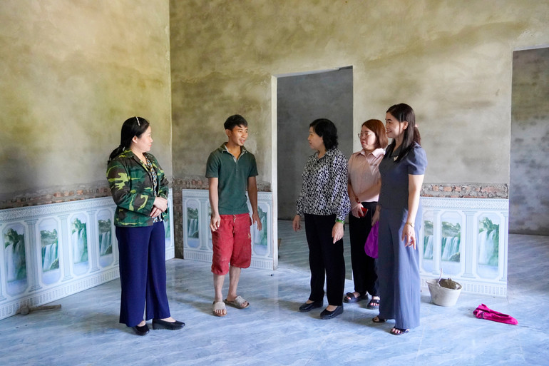 Lãnh đạo tỉnh thăm, chúc mừng gia đình anh Vương Văn Thái, người dân tộc Mông ở thôn Khuổi Nộc, xã Lương Thượng đã nỗ lực sớm xây dựng được căn nhà khang trang, sạch đẹp khi nhận được nguồn hỗ trợ từ chương trình xóa nhà tạm, nhà dột nát. dsc6817.jpg