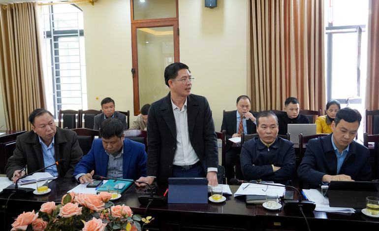 Các đại biểu thảo luận tại cuộc họp. dsc3735.jpg