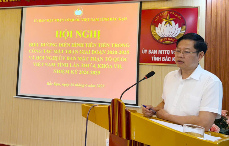 Comrade Dinh Quang Tuyen, Deputy Secretary of the Provincial Party Committee, Permanent Vice Chairman of the Provincial People's Committee informed the delegates attending the Conference about the socio-economic and political situation and other important issues. 06.jpg