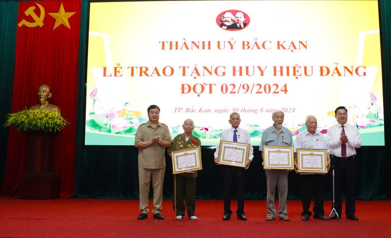 Đồng chí Hoàng Duy Chinh, Ủy viên Ban Chấp hành Trung ương Đảng, Bí thư Tỉnh ủy, Trưởng đoàn ĐBQH tỉnh Bắc Kạn và lãnh đạo thành phố Bắc Kạn trao tặng Huy hiệu 60 năm tuổi Đảng cho 04 đồng chí. z5781353254699_6941888d794c2e5b110e941799753a7d.jpg